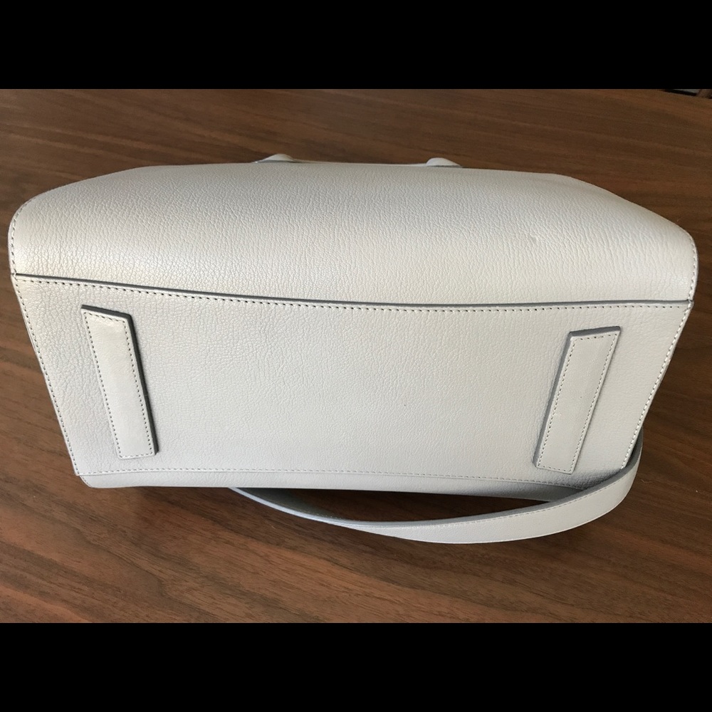 Givenchy Pearl Gray Medium Antigona bag. - Picture 4 of 5